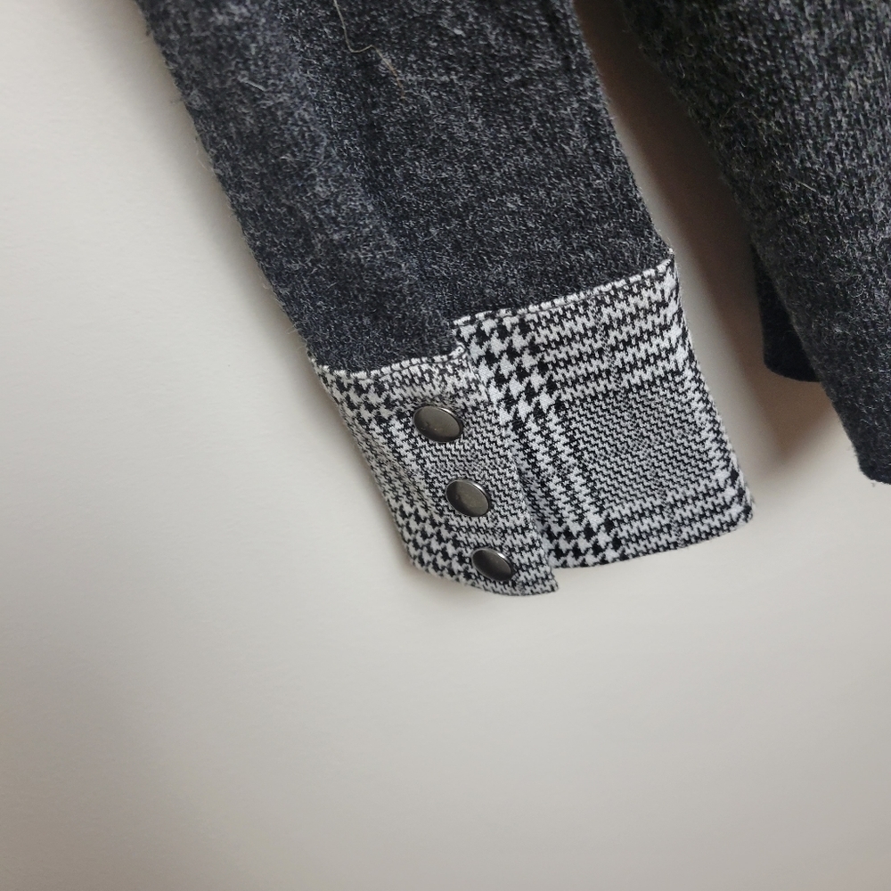 Maude Vivante Small Sweater Gray With Plaid Cuffs. - Picture 8 of 8